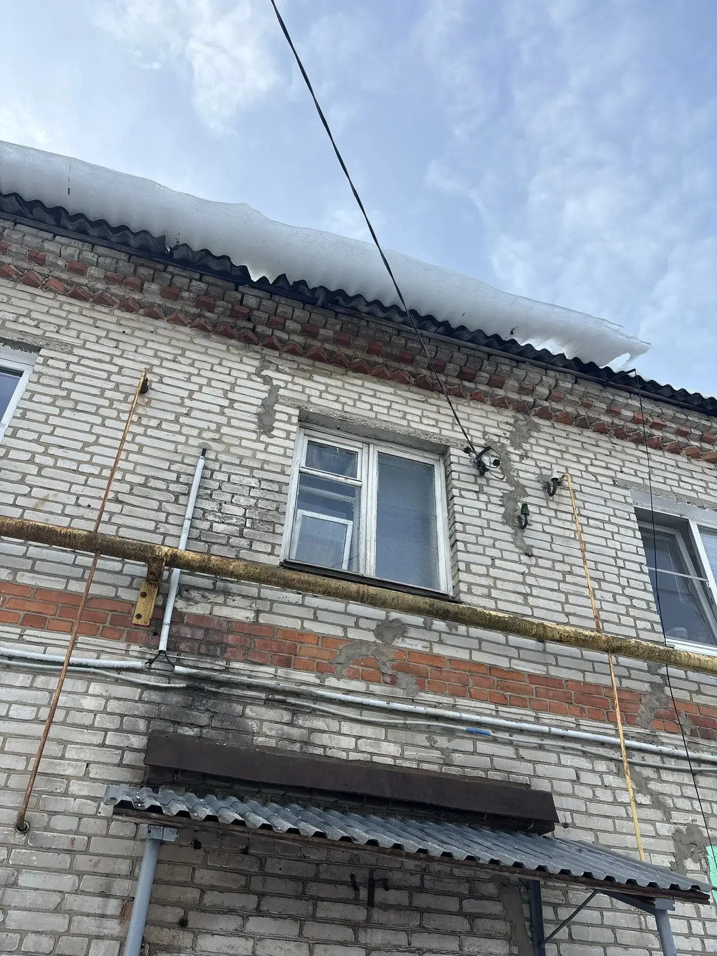 Поступил сигнал о сходе глыбы наледи с крыши одного из домов. И вот она ювелирная работ...