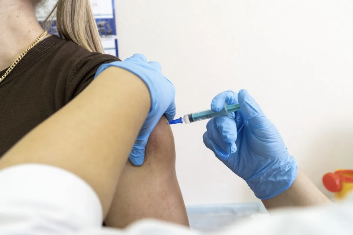 В начале осени россиян станут прививать новыми вакцинами от гриппа

В составе вакцин поменяют все тр