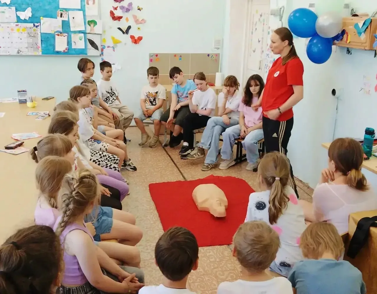 День в «Солнцевороте»: учимся спасать жизни с Красным Крестом ❤️‍🩹🆘
А после обеда у нас началась с