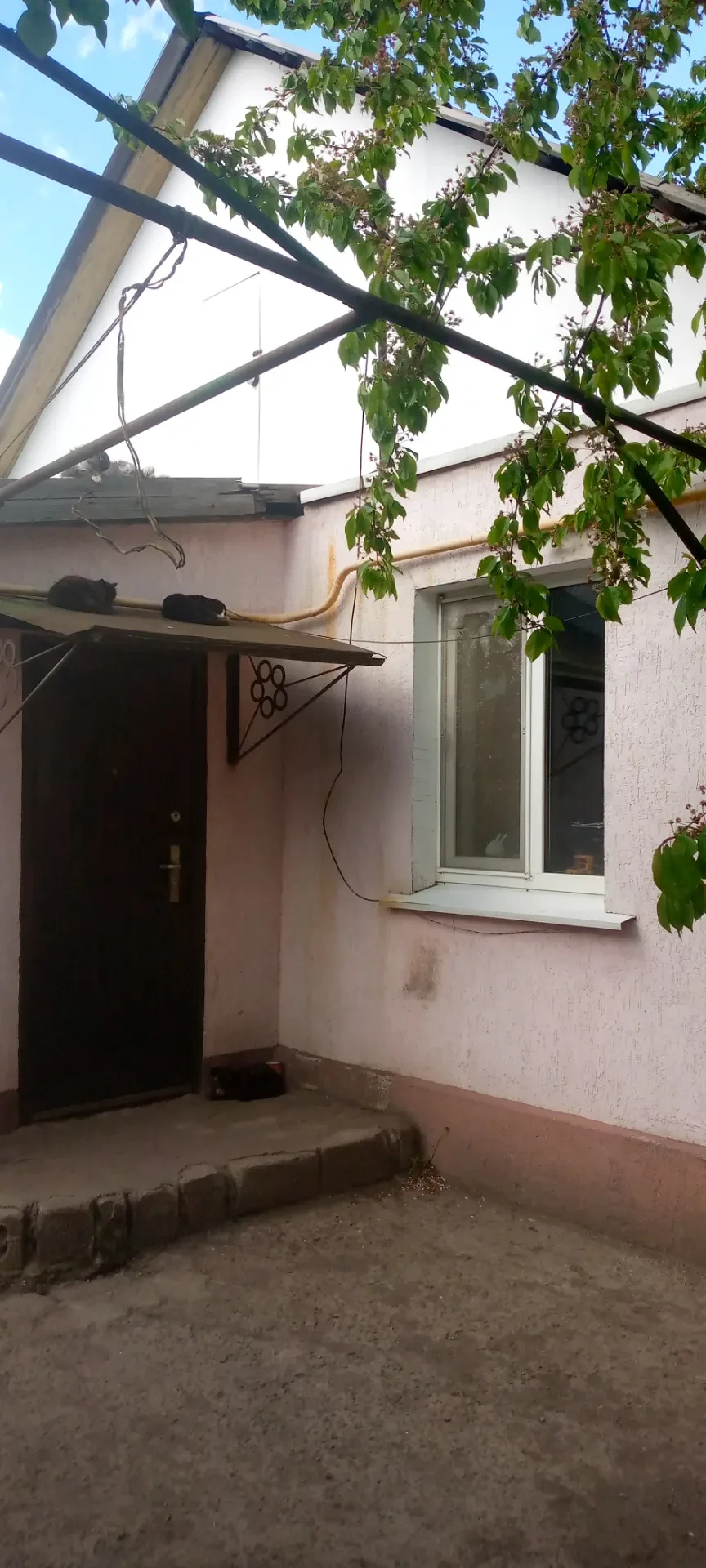 Продается дом площадью 100 кв. м.  в р-не завода "Маршал" от хозяина. В доме 4 жилых комн., санузел 