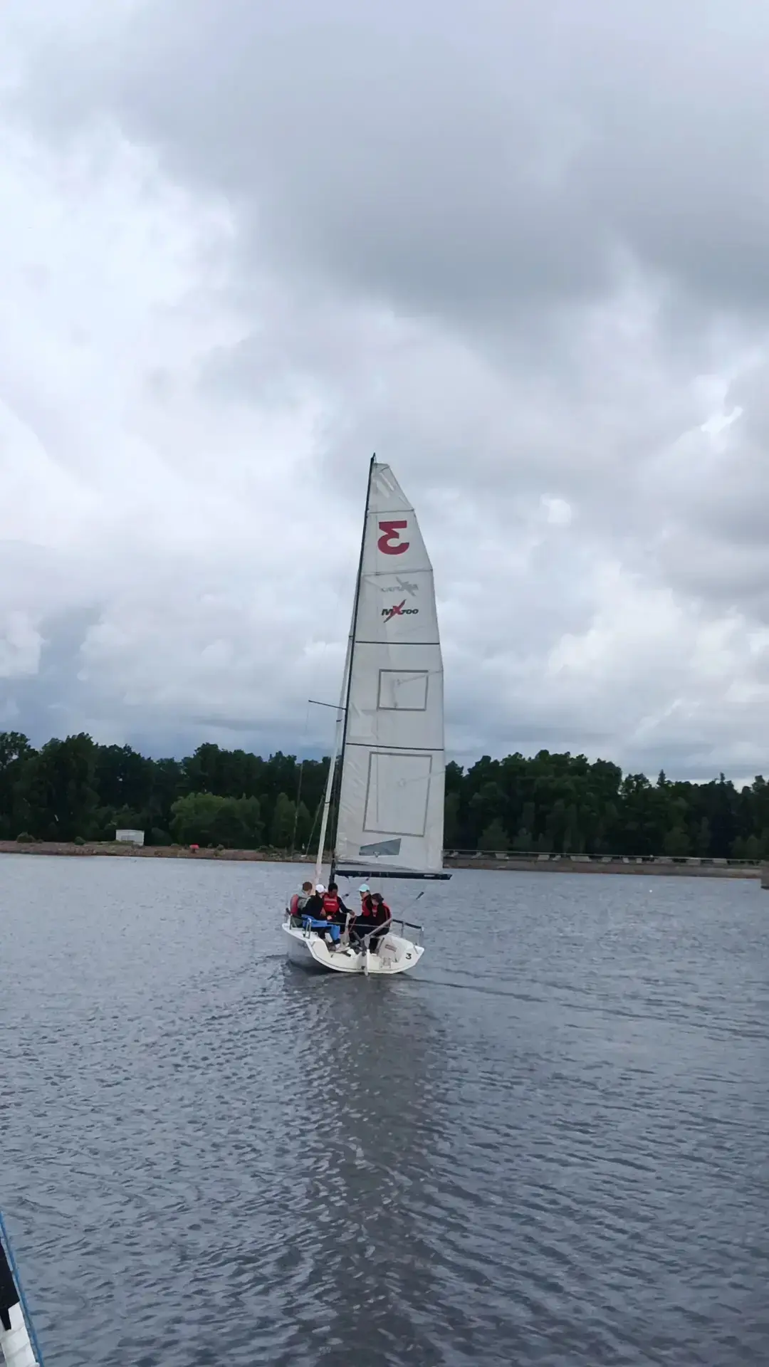 Наши юные моряки на воде! ⛵️🌊

Наши ребята продолжают занятия по парусному спорту — тренировки и со