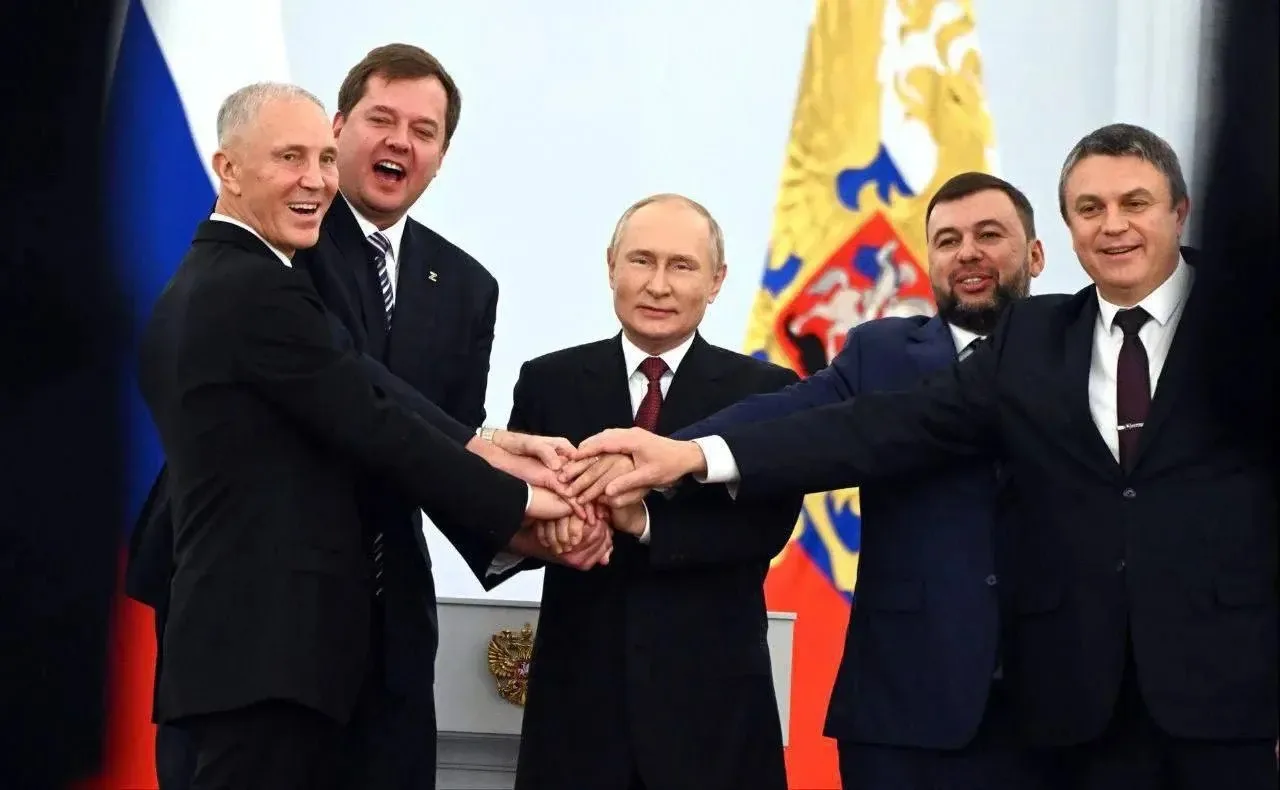 Сегодня - День воссоединения Донецкой Народной Республики, Луганской Народной Республик...