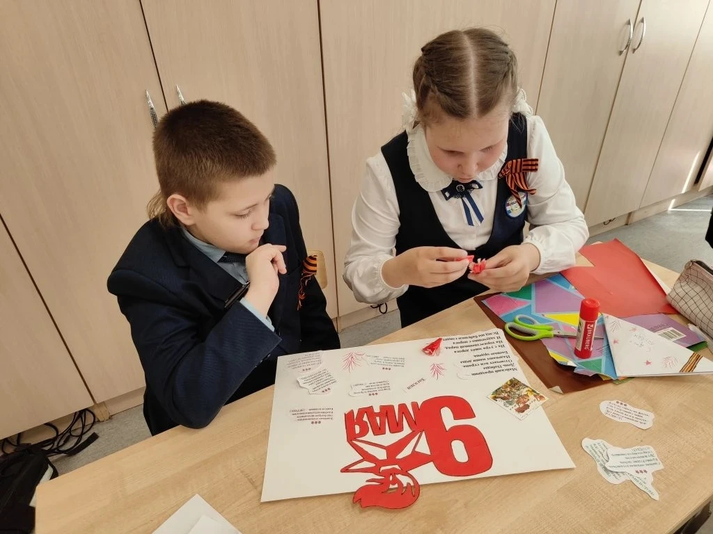 🎖️Подвиг глазами детей🎖️  🎖️Обучающиеся 4 «Б» класса подготовили плакаты, посвящённые Великой Победе