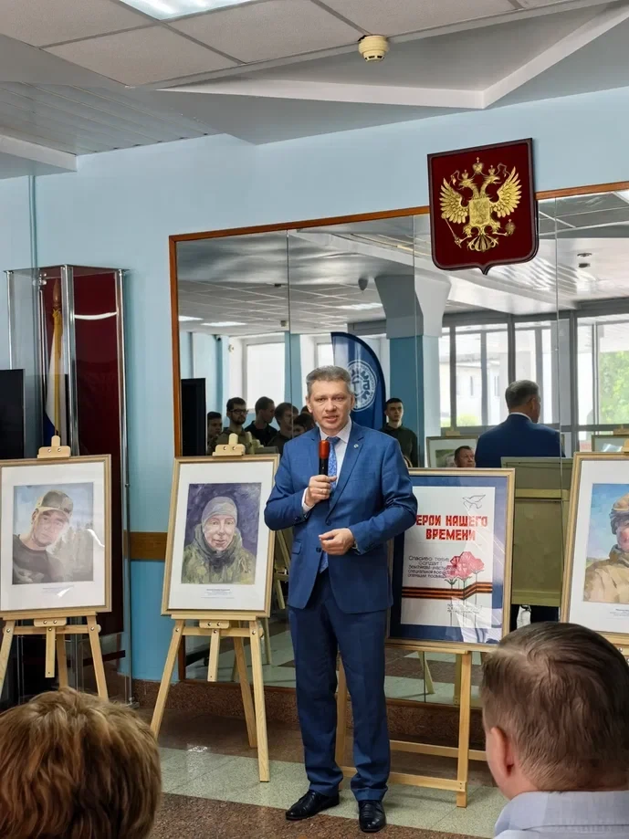 А вот небольшой фотоотчёт с выставки портретов участников СВО "Герои нашего времени"💪

На выставке 