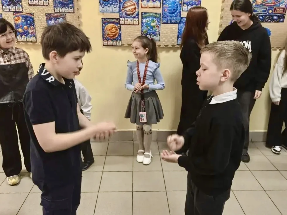 ✊✌️🖐️ Камень, ножницы, бумага — игра, которая захватила всю школу!  Вчера во всех корпусах было шумн