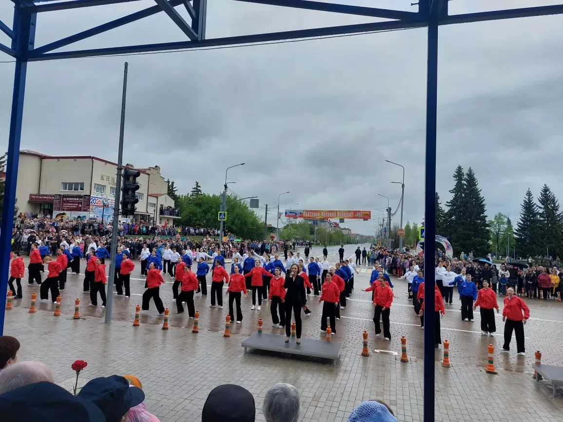 Сегодня в Ишиме было по-настоящему празднично!   Всё началось у железнодорожного вокзала. Оттуда дви