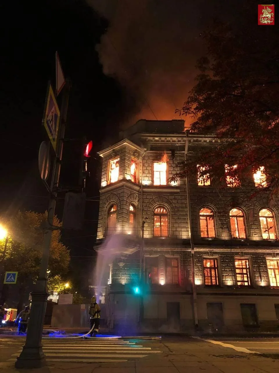 🔥В Петербурге горит особняк Миллера XIX века рядом с Исаакиевским собором.