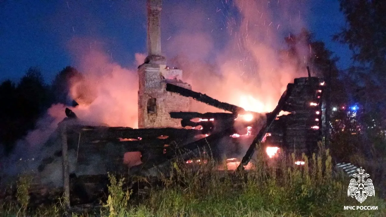 Нежилой дом потушили огнеборцы в Вологодском округе
 
Сообщение о пожаре поступило на пульт дежурног