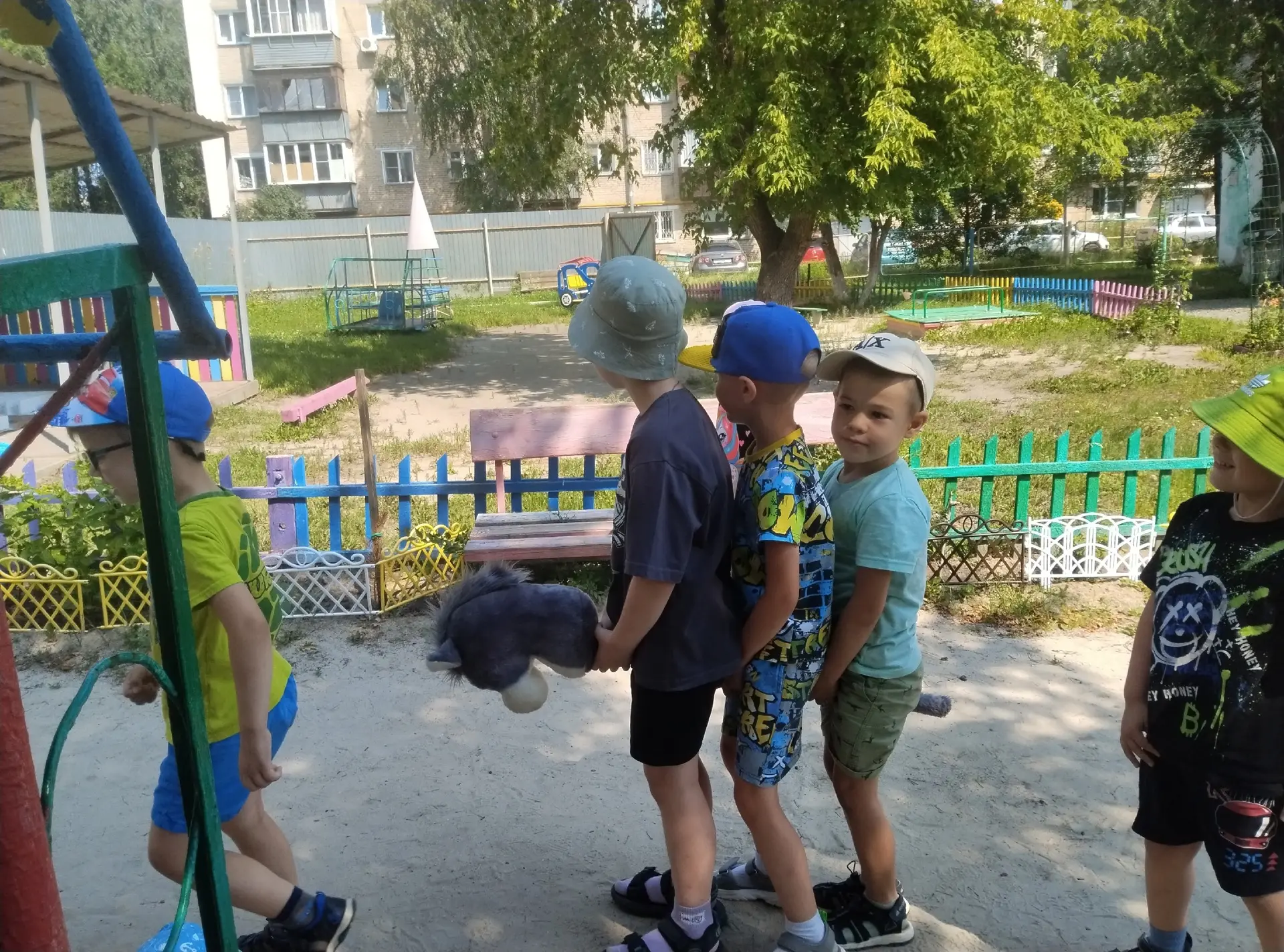 Раздаётся визг и смех,