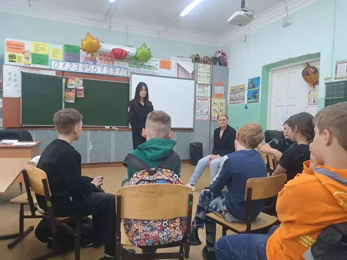 Суббота , 6 июня. Утро началось с зарядки на свежем воздухе . Затем , сотрудник ПДН про...