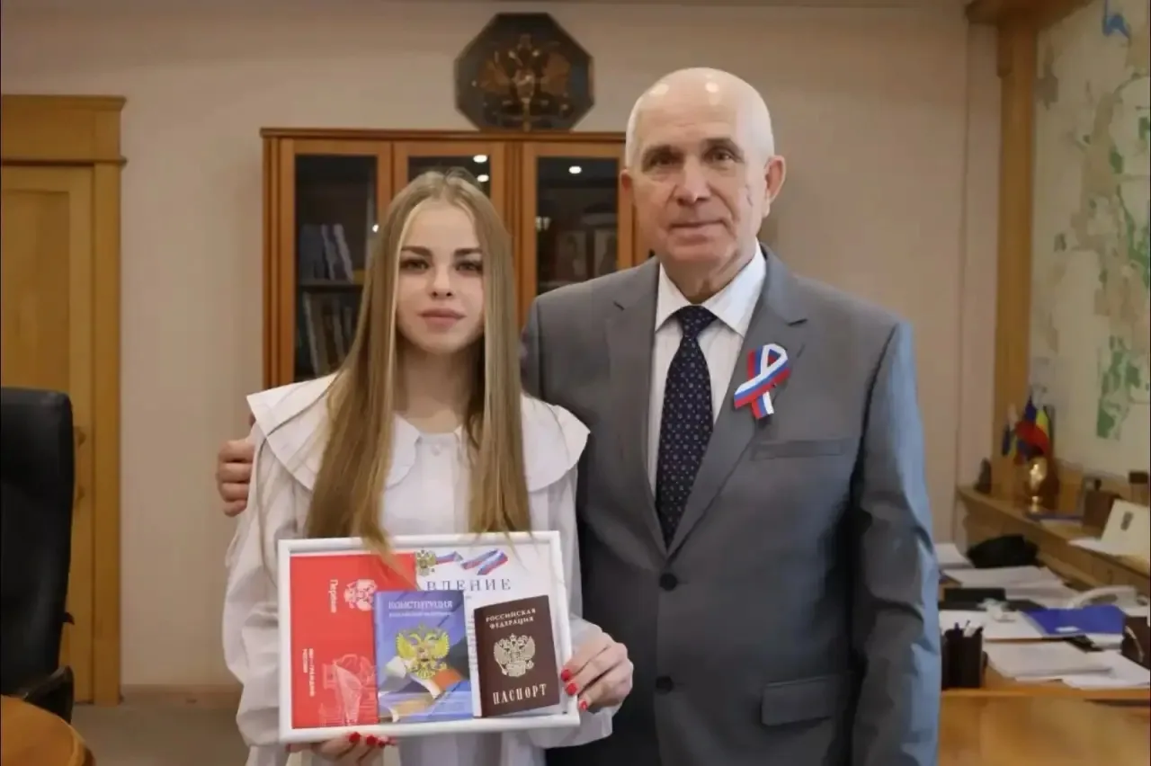 🇷🇺Торжественное вручение паспорта

Сегодня состоялось важное событие в жизни ученицы 7 В класса на