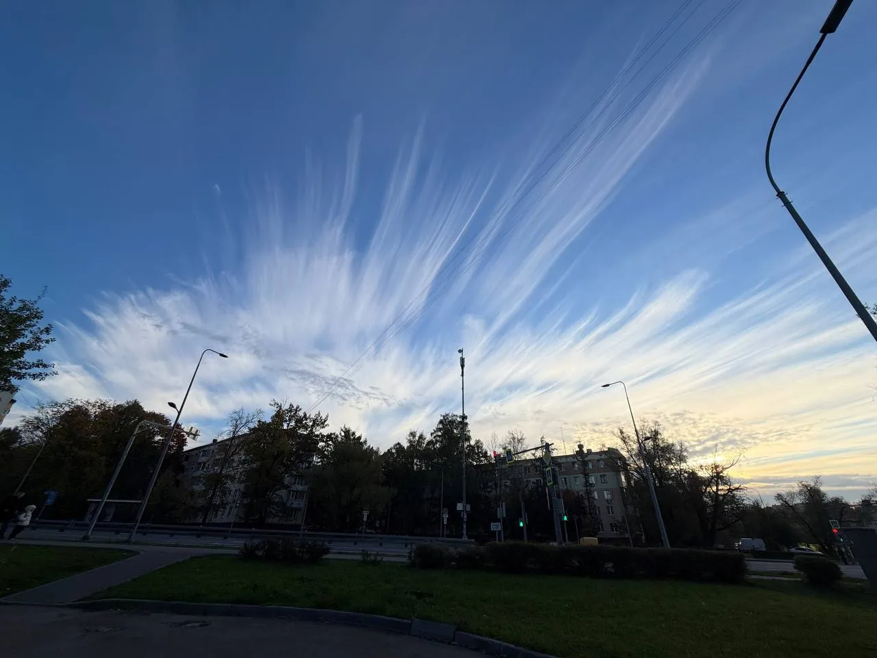Перистые облака в утреннем небе Коммунарки😲