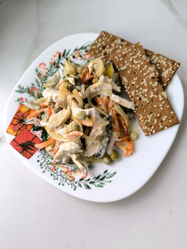 Куриный салат с солеными огурцами