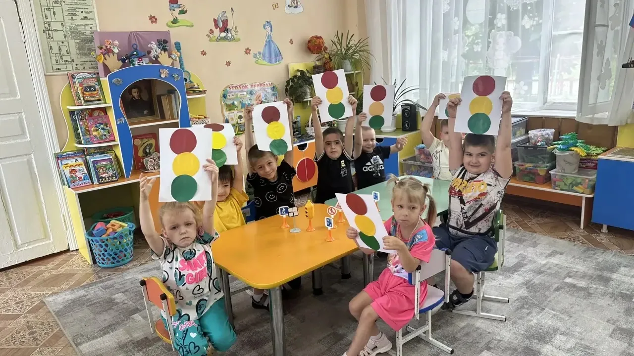 По плану ЛОП «День светофора», в группе компенсирующей направленности прошла аппликация «Светофор»,
