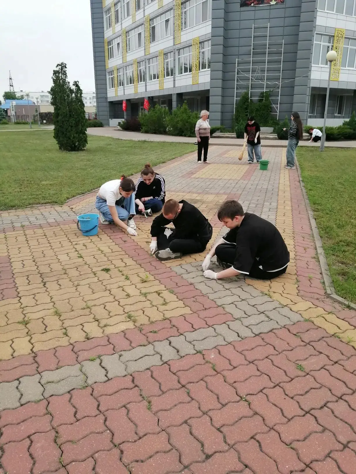 На период летних каникул 10 учащихся Новооскольской СОШ №4 успешно трудоустроены в Ново...