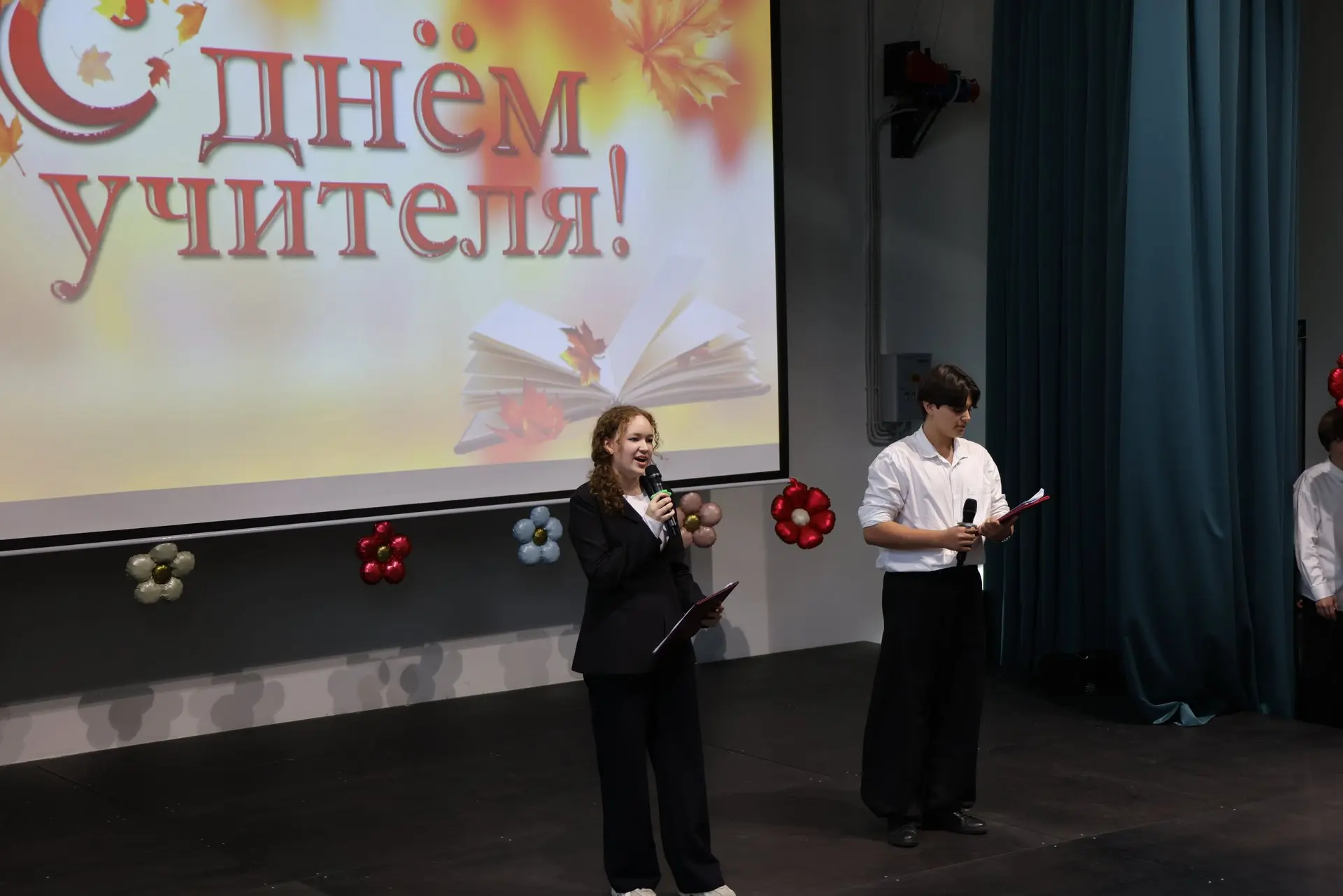 В минувшую пятницу в нашей школе 1596 прошел яркий и запоминающийся концерт, посвященны...