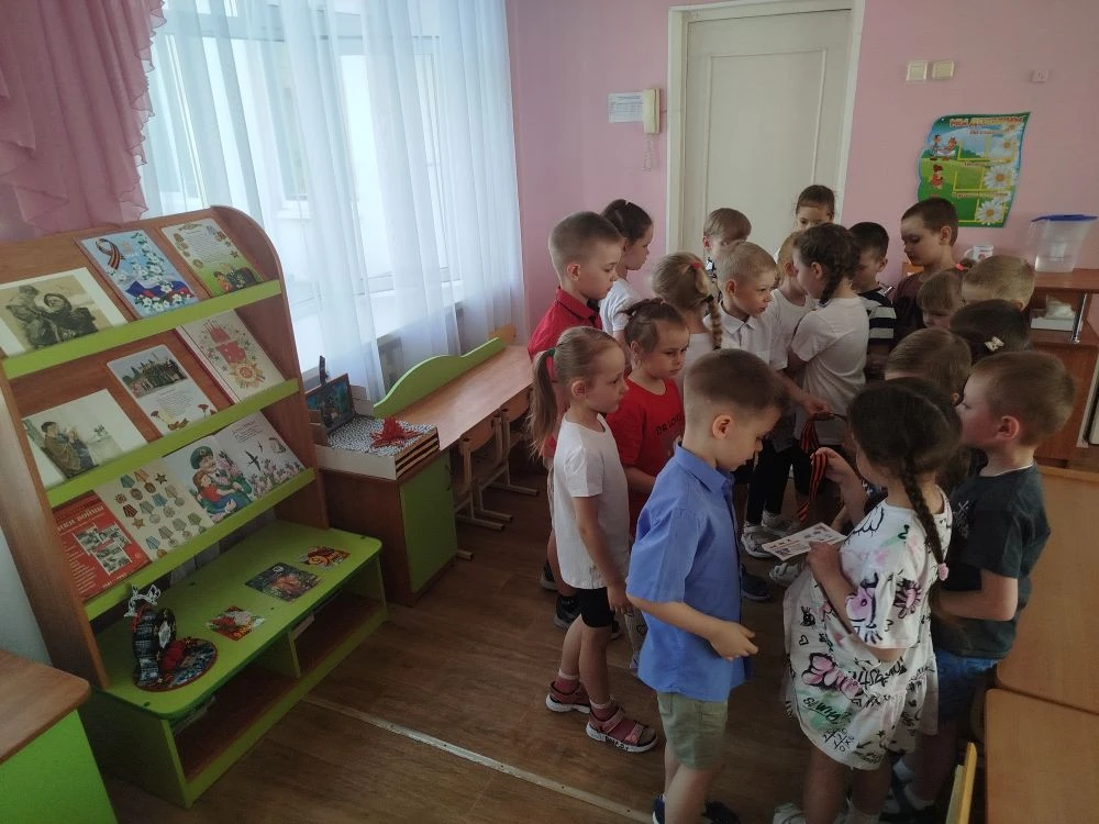Воспитанники подготовительной группы «В» вместе с воспитателем Ю.В. Карачевцевой   приг...