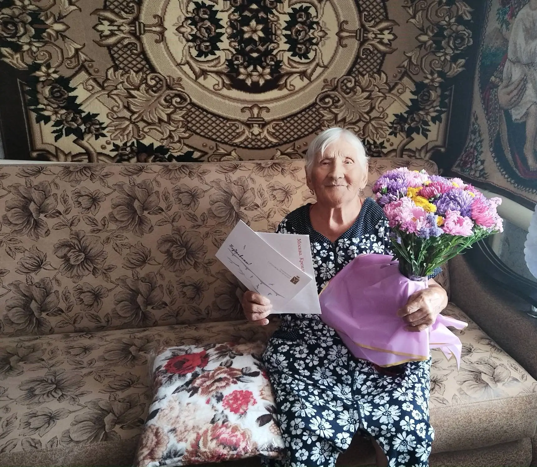 Сегодня свой 98-ой день рождения  отмечает  труженик тыла Краснокутского района Зайцева...