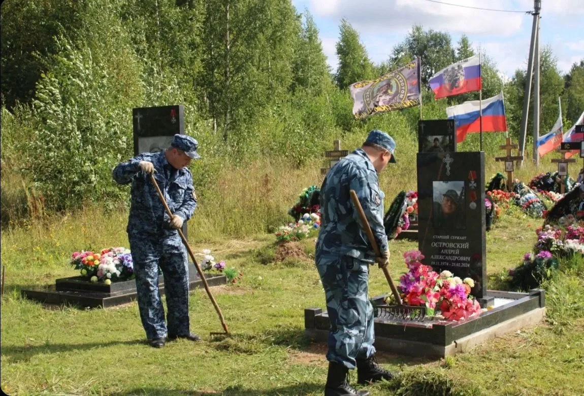 В преддверии Дня Государственного флага сотрудники ЛИУ-3 почтили память павших коллег