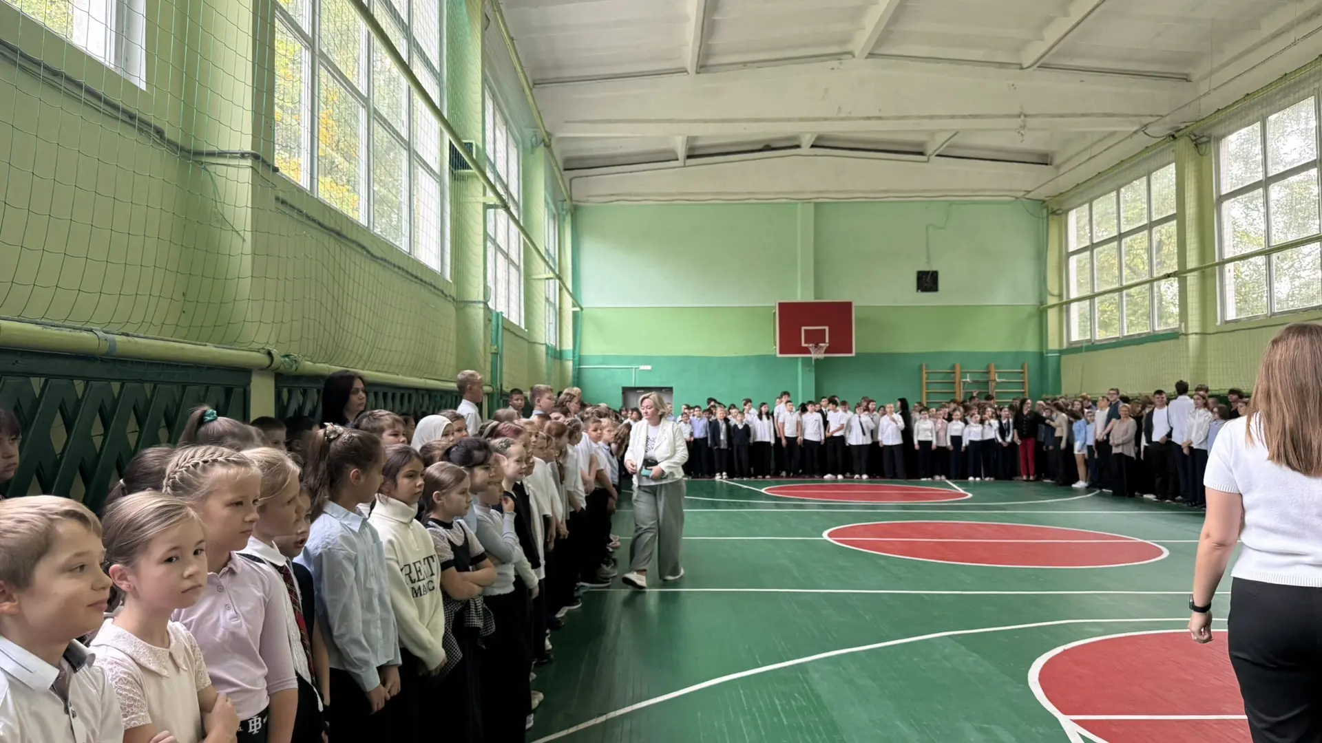 Сегодня, 7 сентября, в нашей школе традиционно прошли линейки в начале первой и второй ...