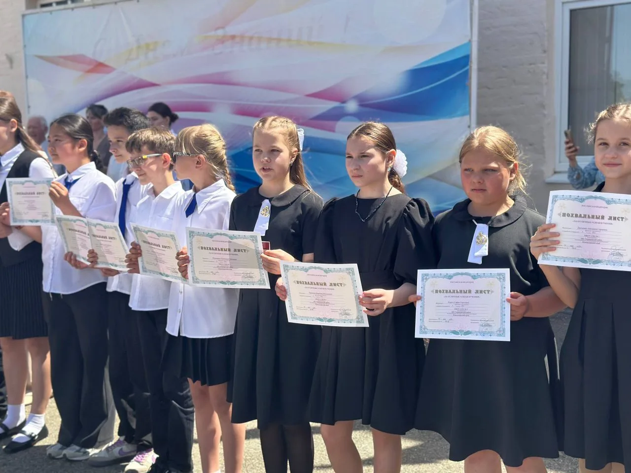🏆 В МБОУ СОШ №1 прошла торжественная линейка «Ими гордится школа»  ✏️22 мая 2026 года в нашей школе 
