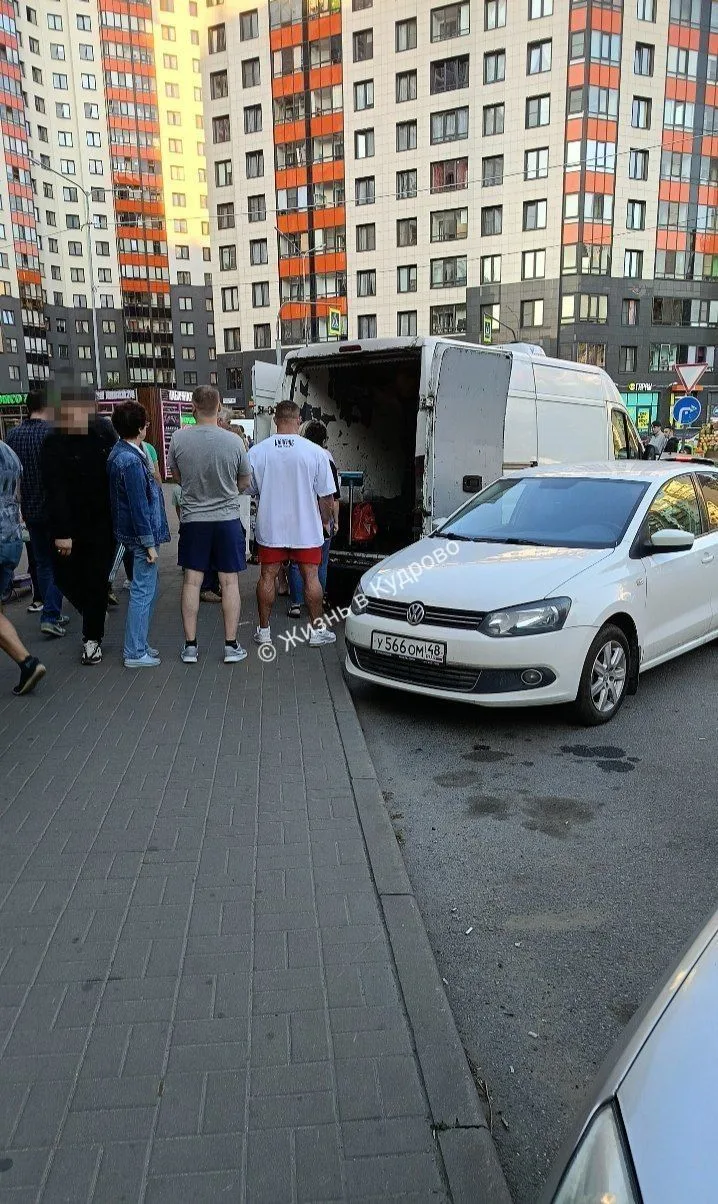 Началось в колхозе утро.
Приехала незаконная торговля, припарковалась у входа в ТЦ и тут же, у неё в