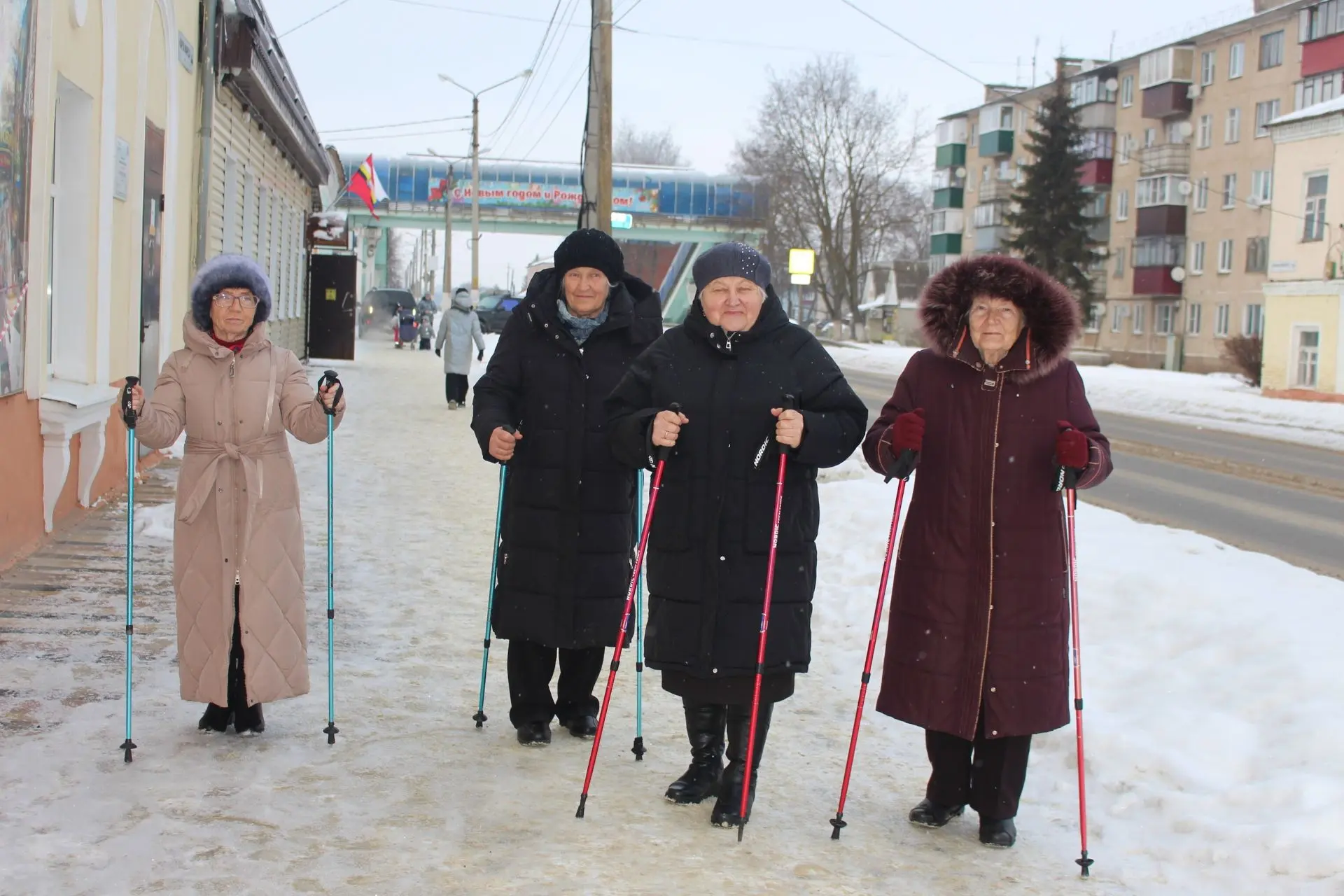 Не смотря на прохладную погоду наши активные спортсменки не забывают про Скандинавскую ...