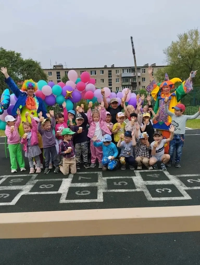 «Встречаем лето с улыбками😃  мыльными пузырямм и мороженным🍦