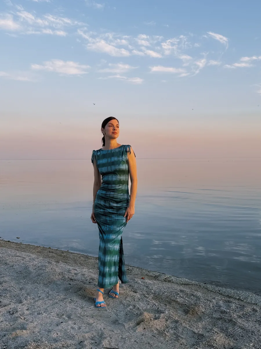 Приятно жить у моря, а ещё приятнее, что отшитые на лето образы актуальны достаточно до...