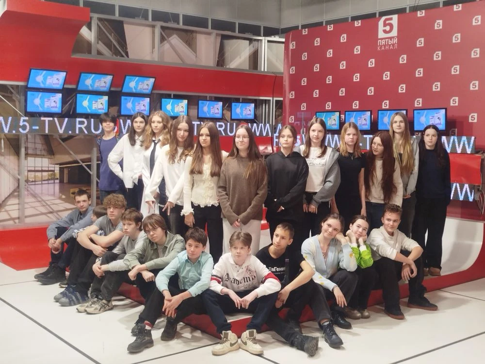 📽🎥📹Вчера ученики 7 "Б" и 8 "В" классов посетили экскурсию на 5 канал. Ребятам показали настоящий съё