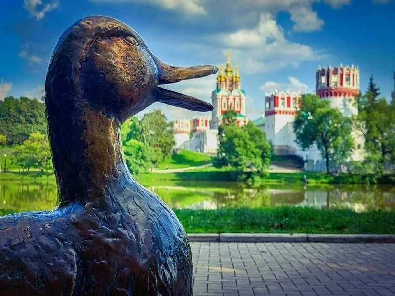 Любимая многими жителями скульптура «Дорогу утятам!» 🦆 В холодное время маму с утятами...