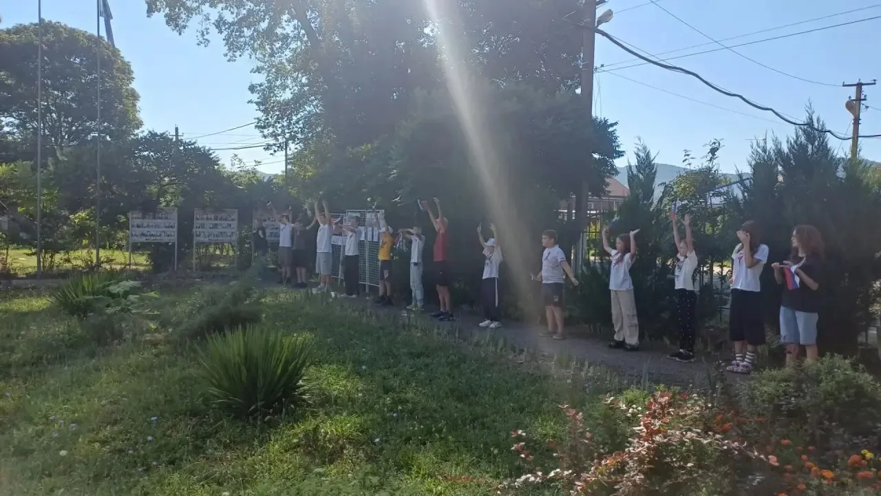 В преддверии Дня Государственного флага Российской Федерации Первые нашей школы, совмес...