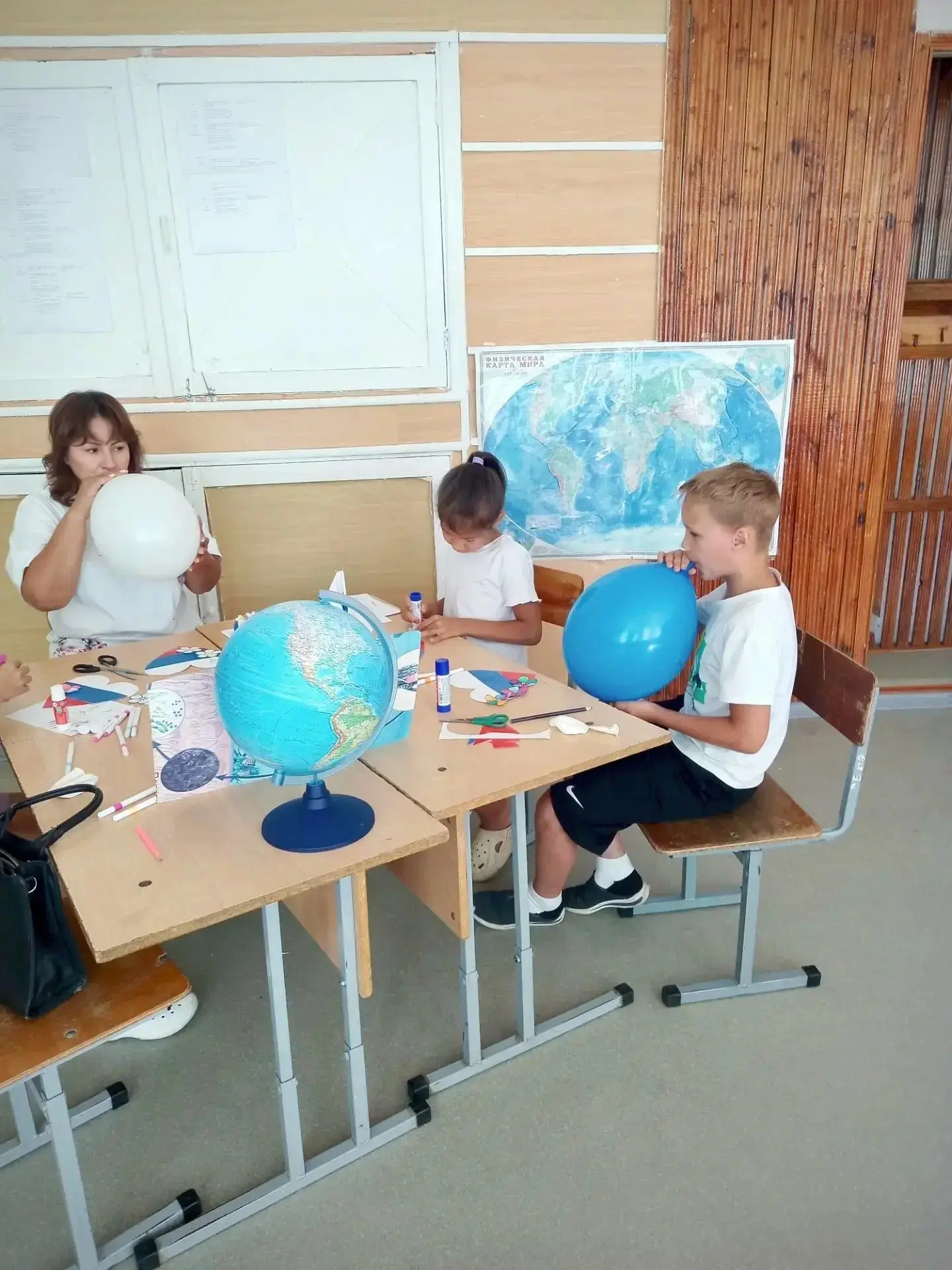 Новый день в отряде начался с энергичной утренней зарядки.