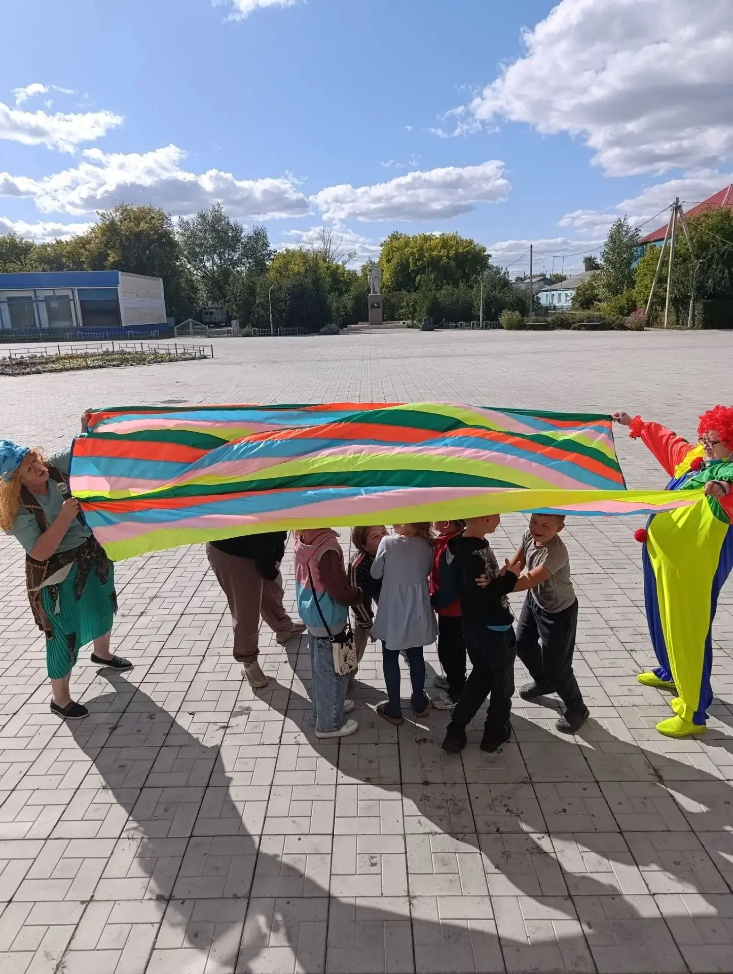 В последний день уходящего лета ребят, пришедших на площадь у Дома культуры, ожидали кл...