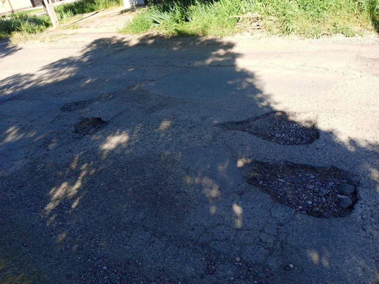 💬Буденновск, ул.Дзержинского возле аптеки. Фото не передает,  но ямы огромные и так по всей улице о