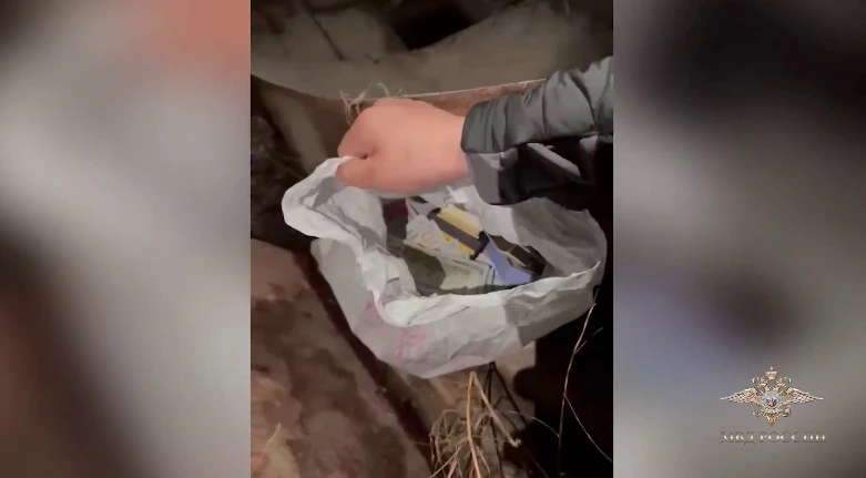 ⚡В Якутии школьник и студент попались на уловки мошенников и обокрали чужую квартиру    Двое молодых