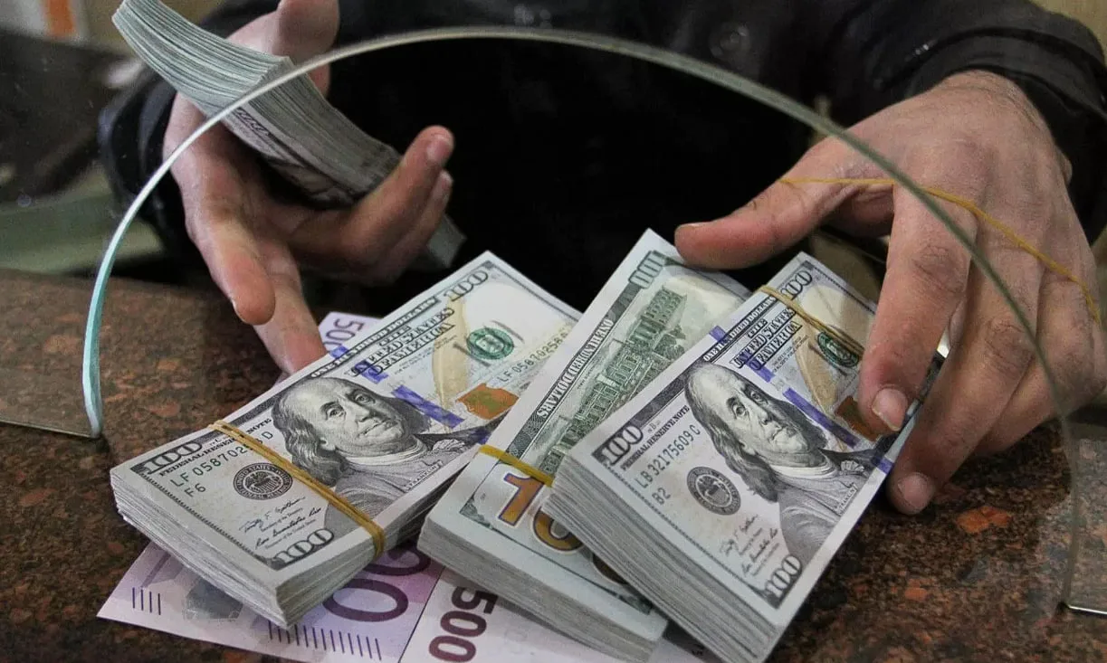🤑 Банки наживаются на новых долларах

В разгар отпусков россияне скупают доллары. Но банки продают 