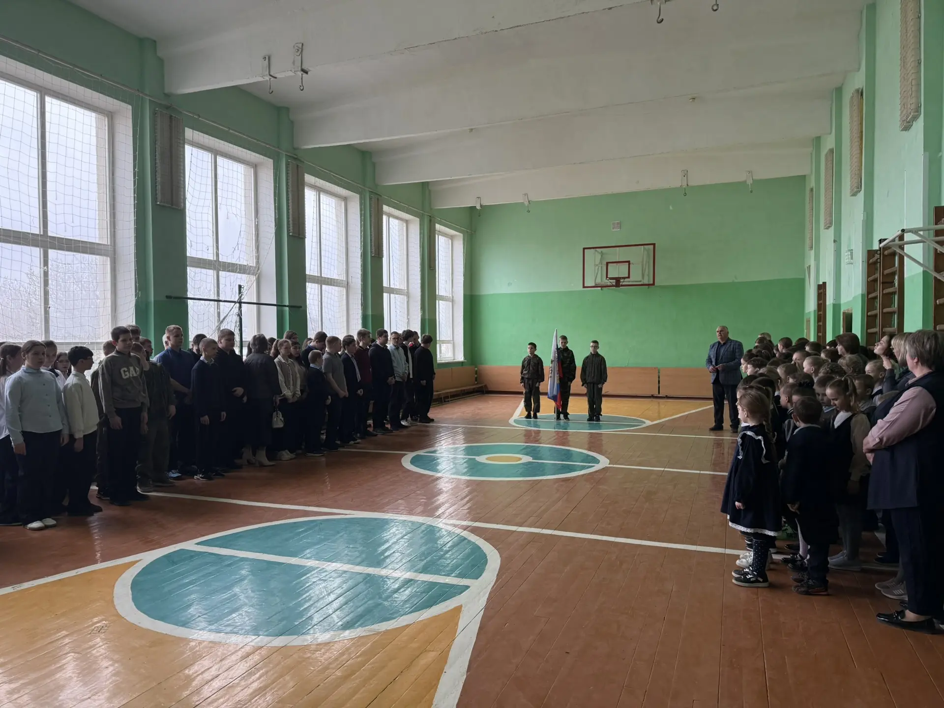Каждый понедельник в нашей школе проводится торжественная линейка с исполнением гимна и...