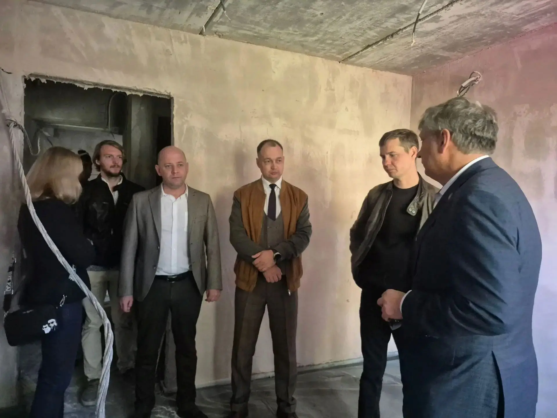 В общежитии № 3 ОмГМУ на улице Блюхера продолжается капитальный ремонт. Сегодня его пос...