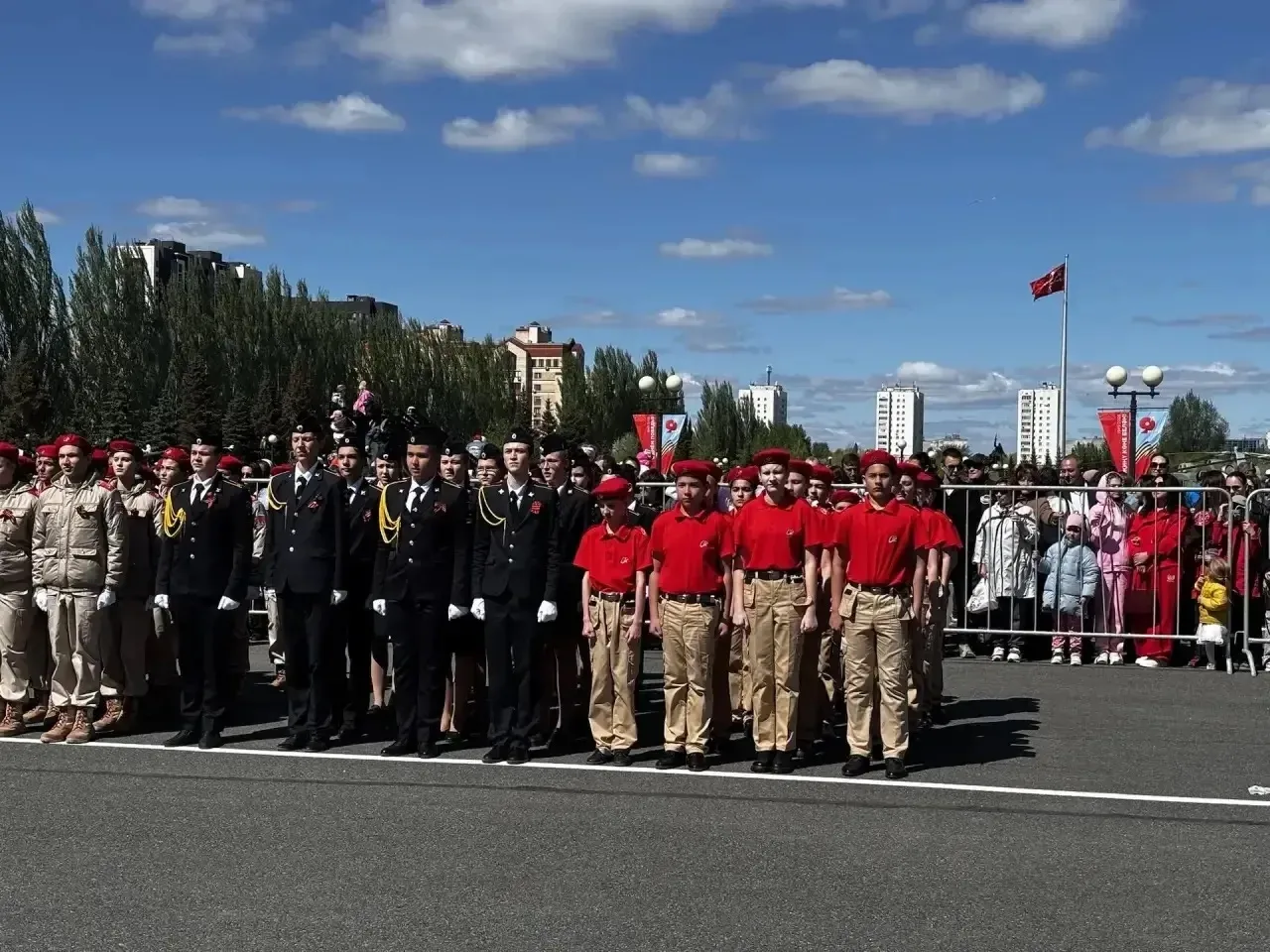 Честь и закон!✨🎖️  Сегодня в Парке Победы состоялся парад участников городского конкурса «Статен в с