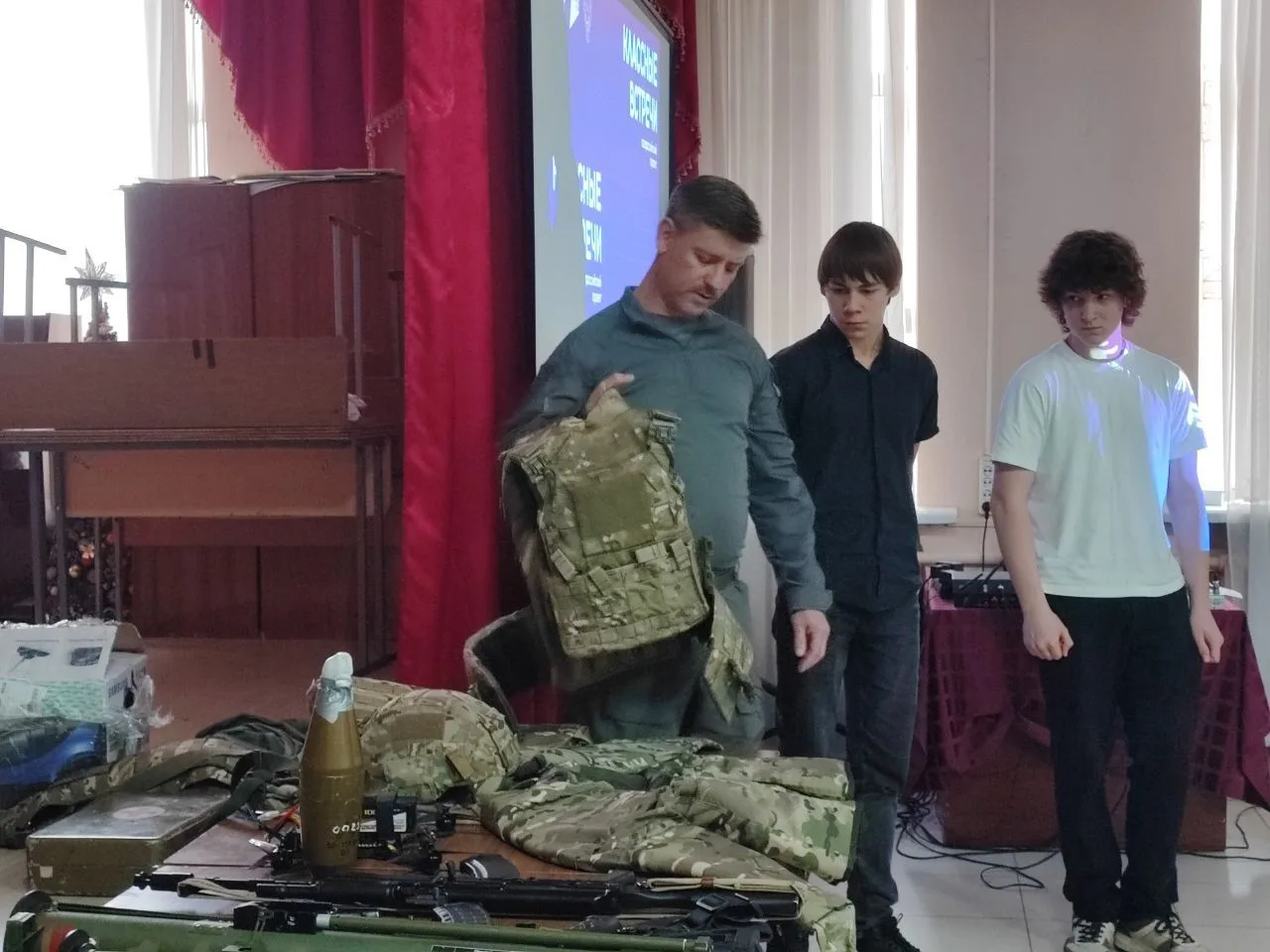 Классная встреча с настоящим героем!   18 февраля, в преддверии Дня защитника Отечества, в нашей шко