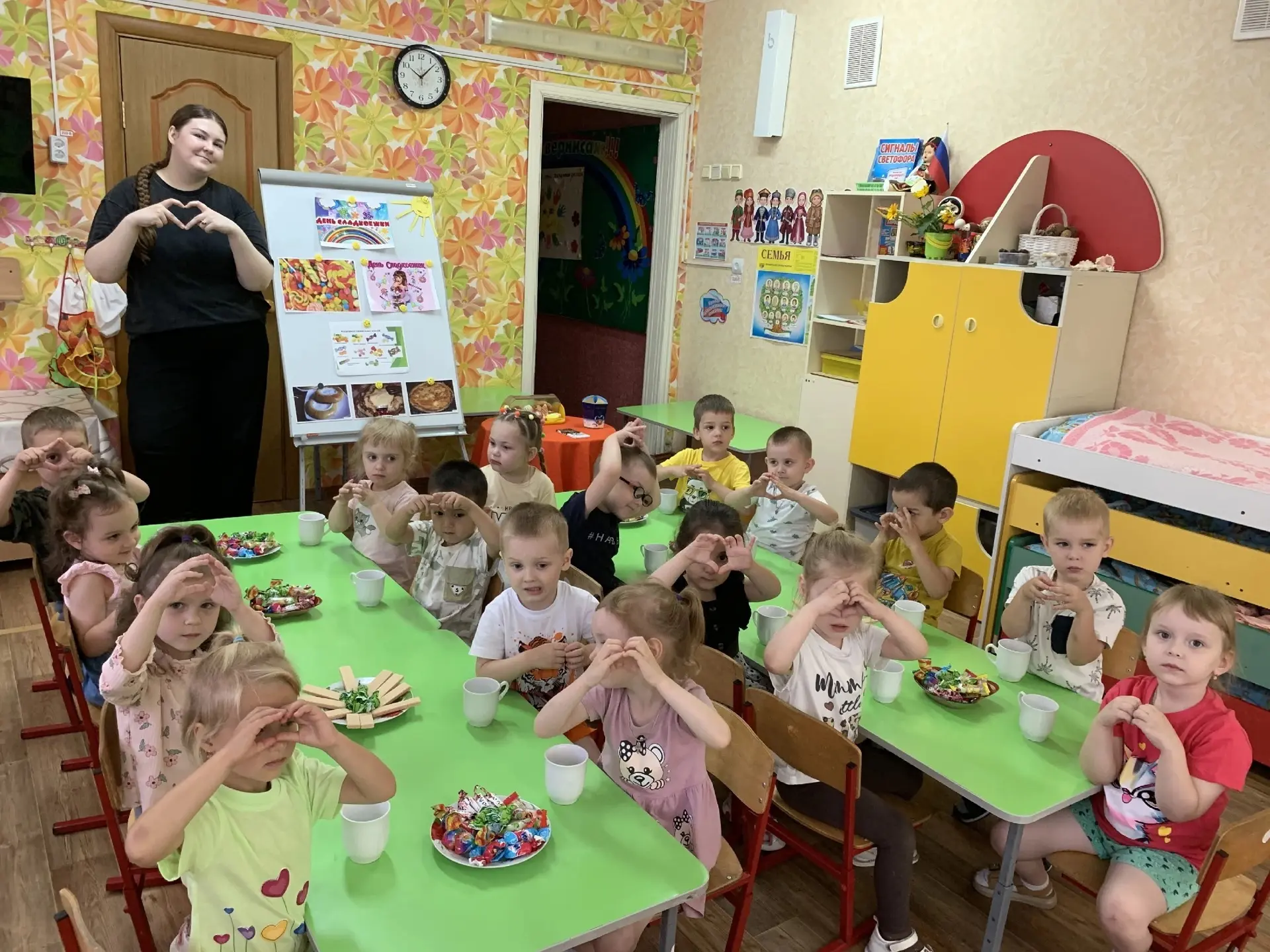 🍭 День сладкоежки в группе №8!

Сегодня в группе "Цветик-семицветик" прошел самый вкусный день — Де