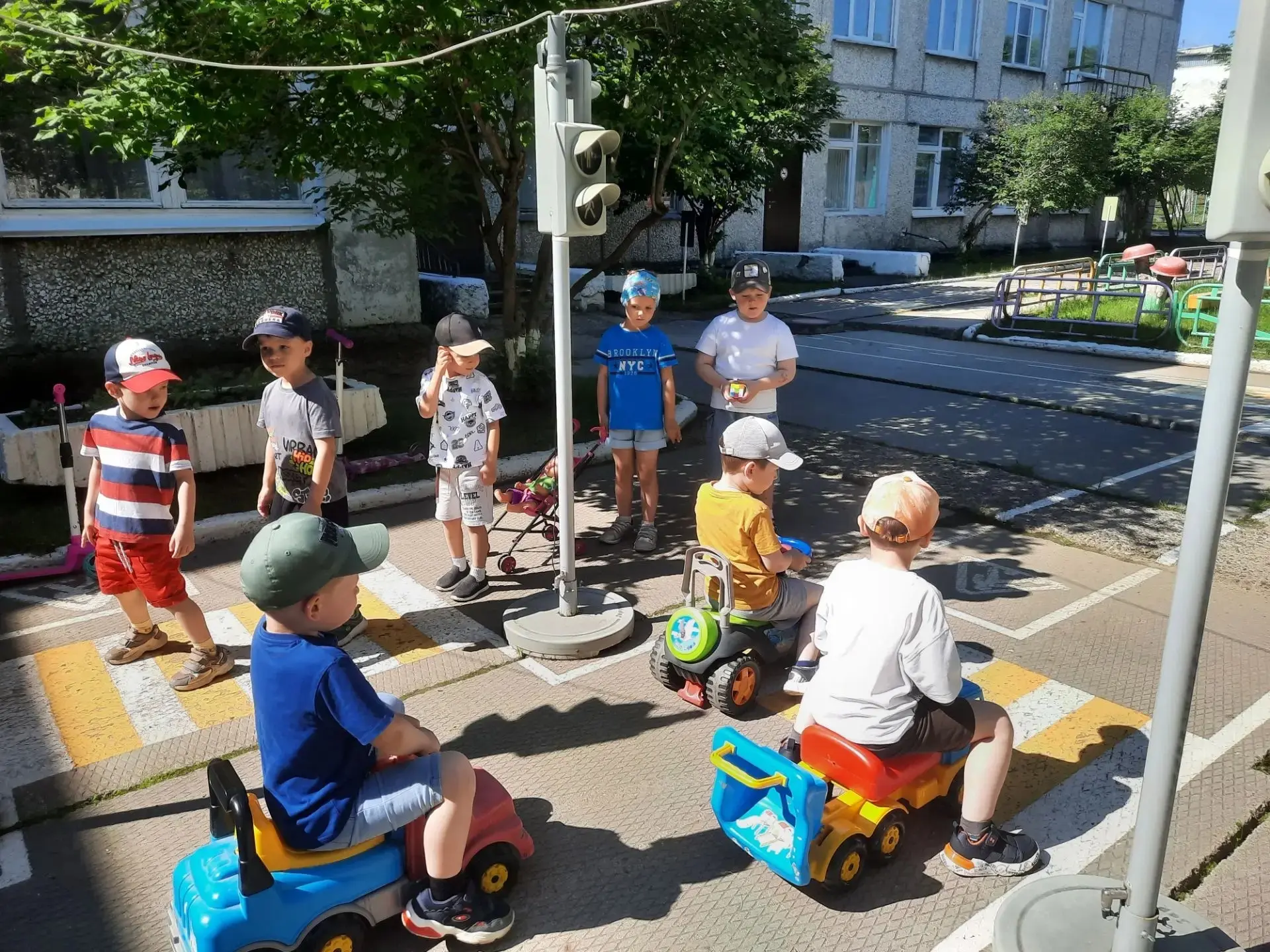 ✨Сегодня ребята группы № 9 вместе с педагогом Татьяной Викторовной закрепляли правила дорожного движ