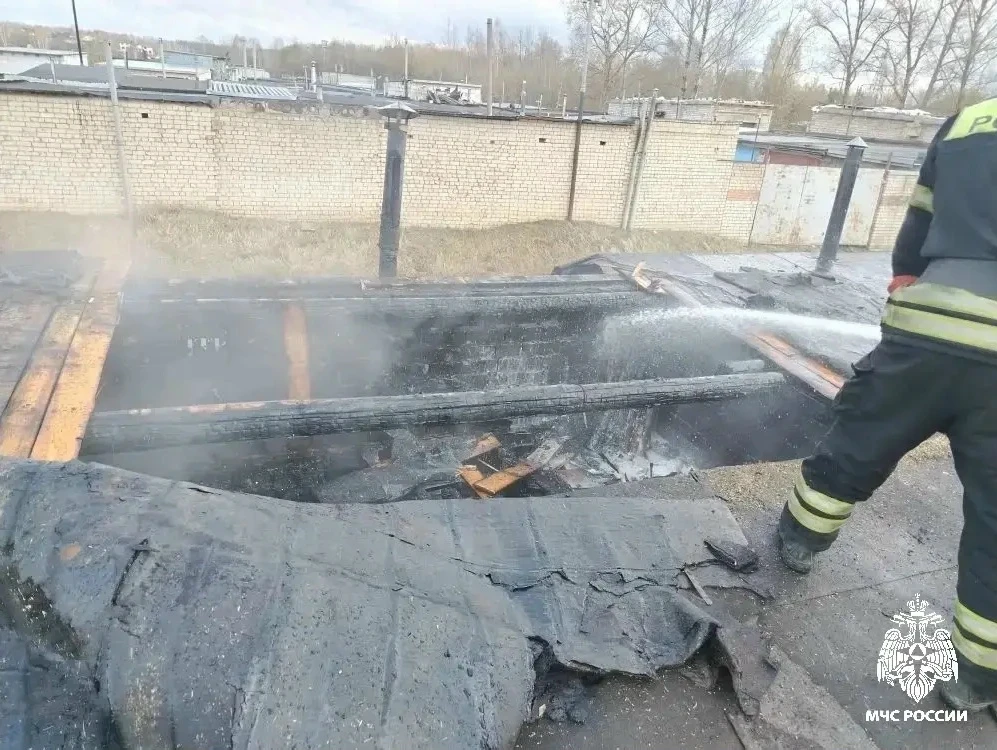 Коротыш спалил крыши трёх гаражей в Костроме 🔥    Гаражи на улице Юбилейной вспыхнули около 15:00 26