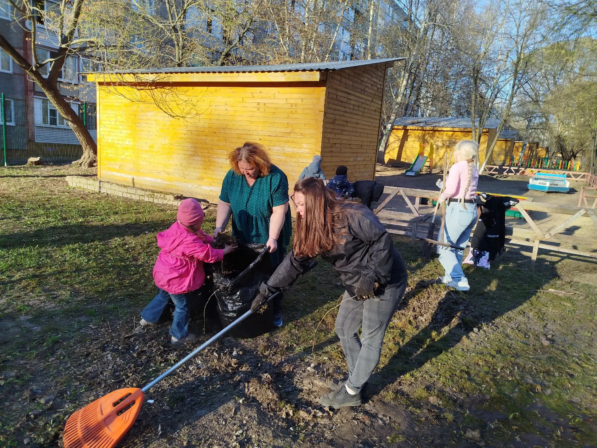 🌸 «Капелька добра» 🌸 - субботник в средней группе "Всегда вместе!"

Сегодня на территории нашего д