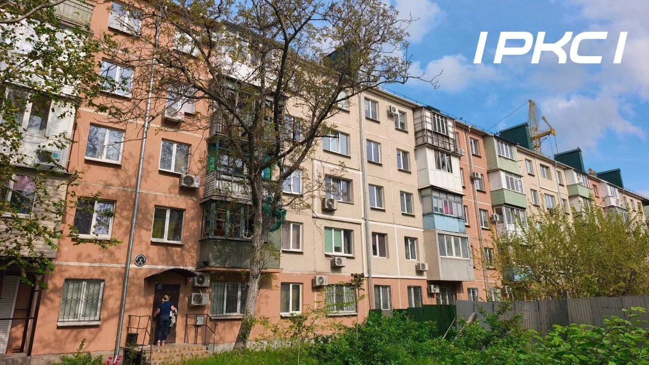 Продолжается восстановление еще одного многоквартирного дома на проспекте Строителей  Под руководств