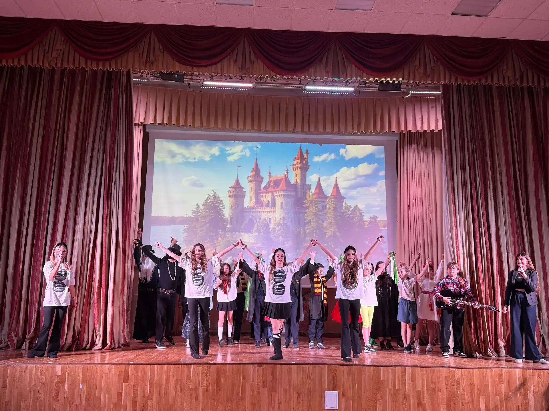 🎭 Сегодня в школе завершился II общешкольный театральный  фестиваль "Премьера".   Ребята из 3-Г, 5-В