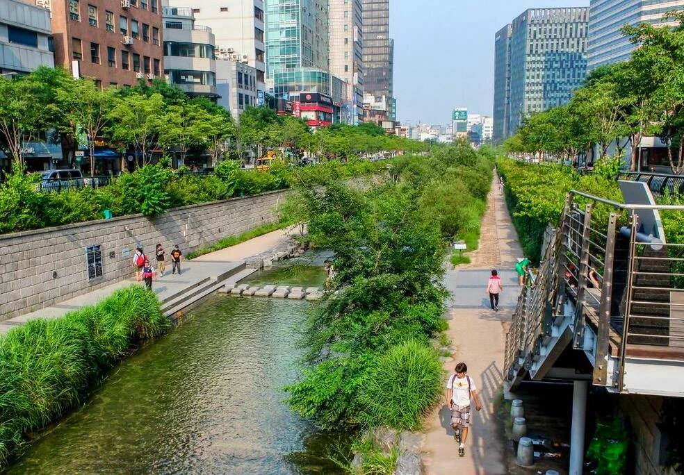 Набережная ручья Чхонгечхон в Сеуле, Южная Корея 🇰🇷  🔹 В 50-х годах прошлого века вдоль ручья Чхонге