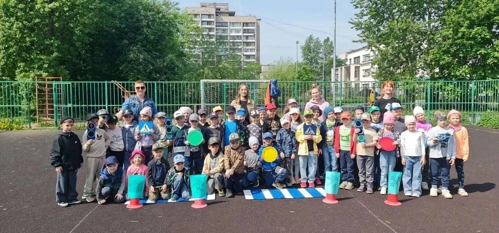 Единый день дорожной безопасности прошел в нашем детском саду. Цель акции — предупрежде...