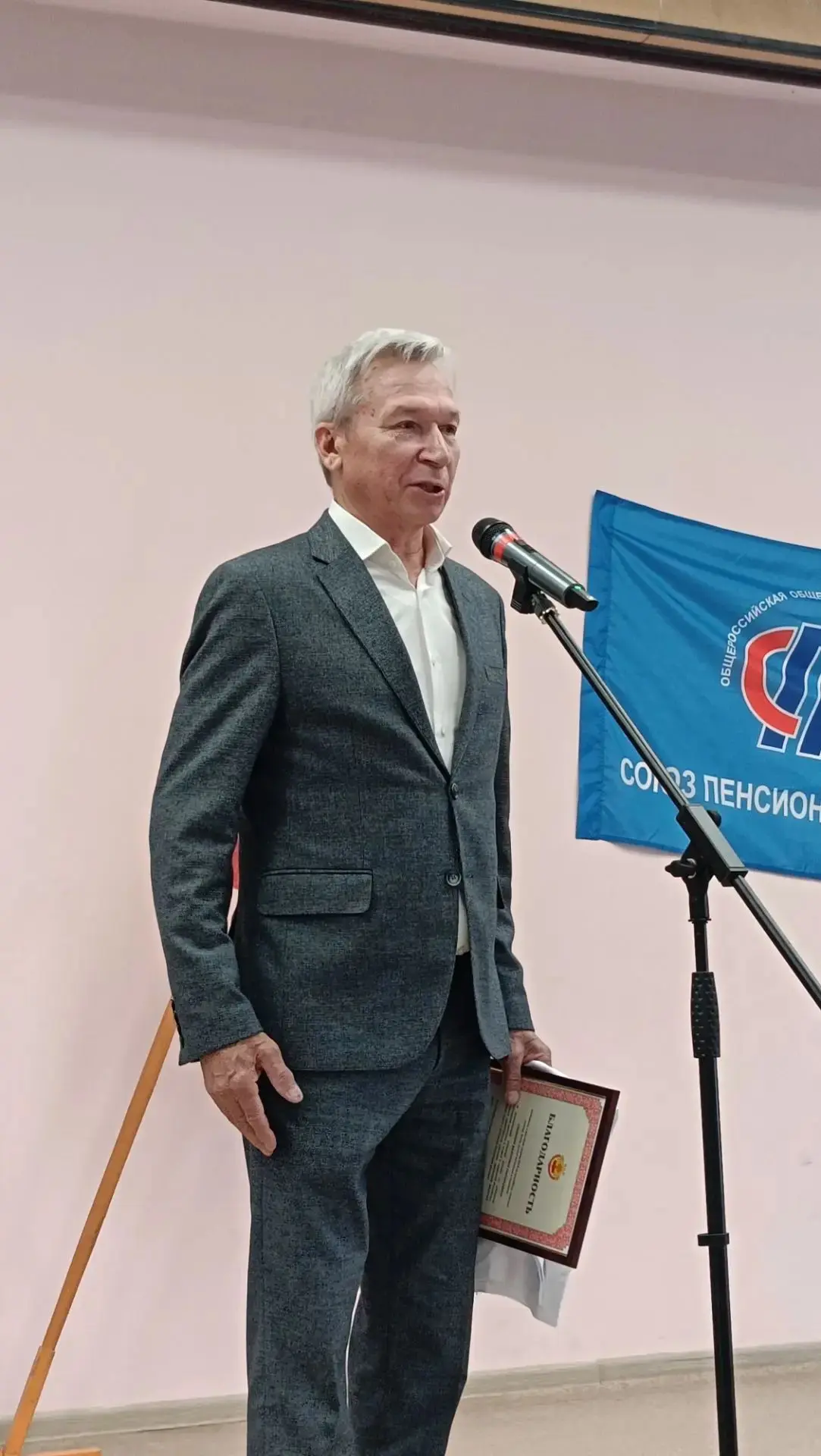 Поздравил собравшихся председатель ветеранов физкультуры и спорта Чувашской Республики,...
